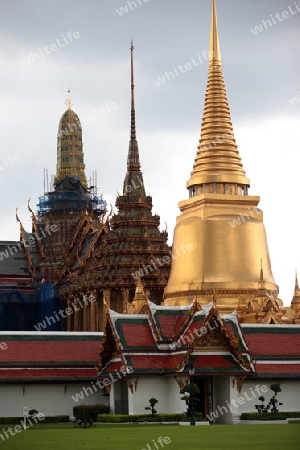 Die Tempelanlage des Wat Phra Kaew in Banglamphu in Bangkok der Hauptstadt von Thailand in Suedostasien.  