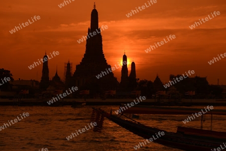 Die Tempelanlage des Wat Arun am Mae Nam Chao Phraya River in der Hauptstadt Bangkok von Thailand in Suedostasien.