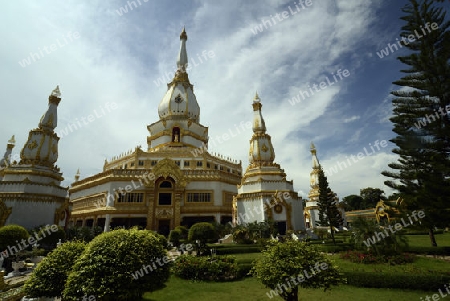 Der Grosse Tempel oder Chedi Phra Maha Chedi Chai Mongkhon auf einem Huegel bei Roi Et in der Provinz Roi Et nordwestlich von Ubon Ratchathani im nordosten von Thailand in Suedostasien.