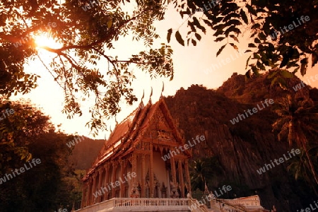 Ein Tempel in der Felsen Landschaft des Khao Sam Roi Yot Nationalpark am Golf von Thailand im Suedwesten von Thailand in Suedostasien.