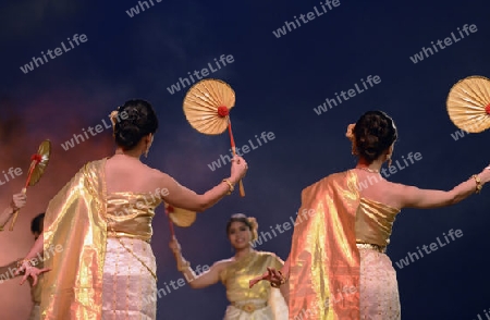 Taenzerinnen bei einem traditionellen Tanz im Santichaiprakan Park am Mae Nam Chao Phraya in der Hauptstadt Bangkok von Thailand in Suedostasien.