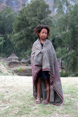 Ein Maedchen mit Baby in einem Bauerndorf beim Bergdorf Maubisse suedlich von Dili in Ost Timor auf der in zwei getrennten Insel Timor in Asien. 