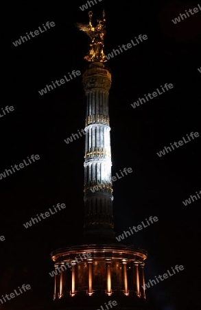 beleuchtete berliner siegess?ule bei nacht