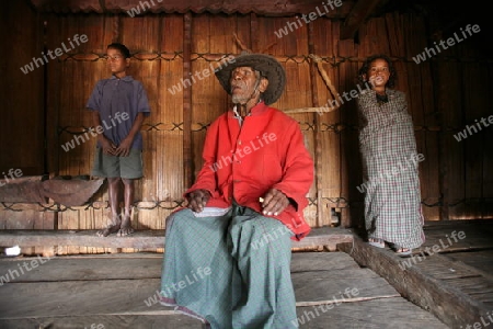 Ein Bauer vor seinem Haus in einem Bauerndorf beim Bergdorf Maubisse suedlich von Dili in Ost Timor auf der in zwei getrennten Insel Timor in Asien