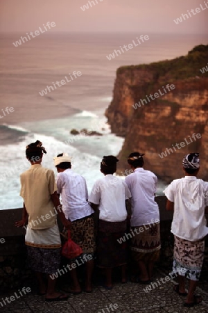 Asien, Suedost, Indonesien, Bali, Insel, Ulu Watu, Tempel, Kultur, Menschen, Fels Landschaft, Natur, Zeremonie, Religion, Kueste, Meer, Abend,   (Urs Flueeler)  