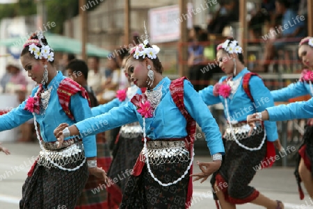 Eine traditionelle Tanz Gruppe zeigt sich an der Festparade beim Bun Bang Fai oder Rocket Festival in Yasothon im Isan im Nordosten von Thailand. 