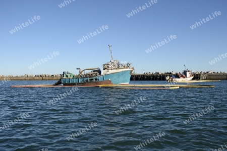 Spezialboot zur Diamentengewinnung unter Wasser im Hafen von  Lamberts Bay, West Kap, Western Cape, S?dafrika, Afrika