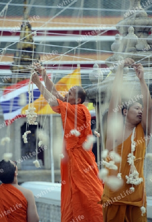 Moenche bei den Vorbereitungen auf die Neujahrsnacht Feier in der Tempelanlage des Wat Pho in der Hauptstadt Bangkok von Thailand in Suedostasien.