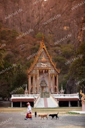 Ein Tempel in der Felsen Landschaft des Khao Sam Roi Yot Nationalpark am Golf von Thailand im Suedwesten von Thailand in Suedostasien.