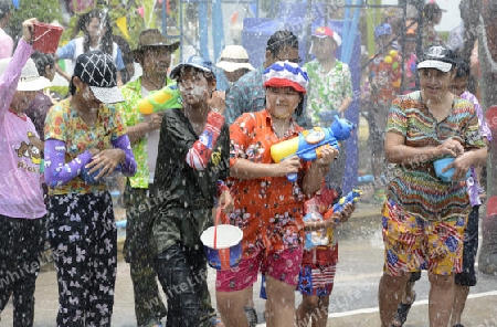 Das Songkran Fest oder Wasserfest zum Thailaendischen Neujahr ist im vollem Gange in Ayutthaya noerdlich von Bangkok in Thailand in Suedostasien.  