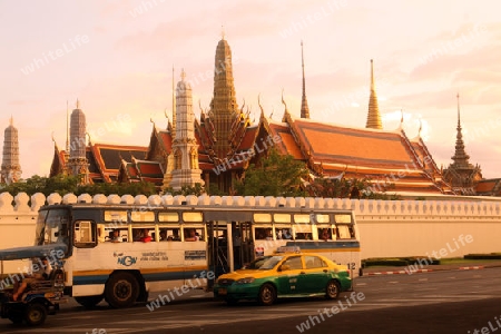 Das Tempelgelaende in der Abendstimmung mit dem Wat Phra Keo beim Koenigspalast im Historischen Zentrum der Hauptstadt Bangkok in Thailand. 