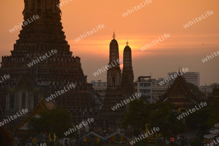 Die Tempelanlage des Wat Arun am Mae Nam Chao Phraya River in der Hauptstadt Bangkok von Thailand in Suedostasien.