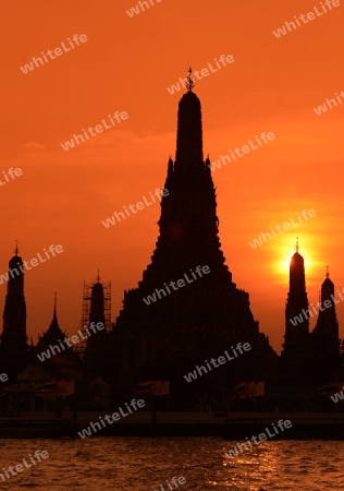 Die Tempelanlage des Wat Arun am Mae Nam Chao Phraya River in der Hauptstadt Bangkok von Thailand in Suedostasien.