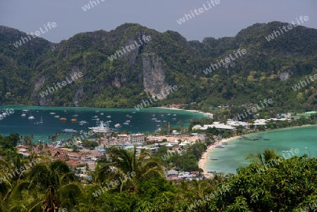 The view from the Viewpoint on the Town of Ko PhiPhi on Ko Phi Phi Island outside of the City of Krabi on the Andaman Sea in the south of Thailand. 