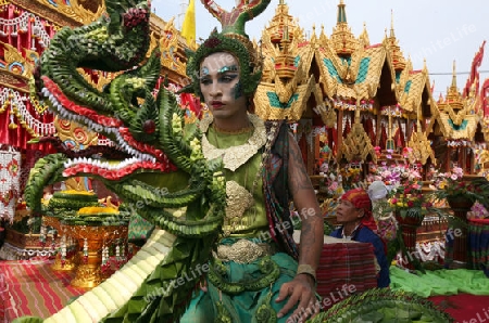 Menschen an der Festparade beim Bun Bang Fai oder Rocket Festival in Yasothon im Isan im Nordosten von Thailand. 