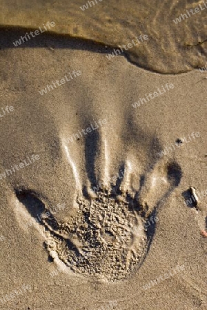 Abdruck den Hand in dem Sand