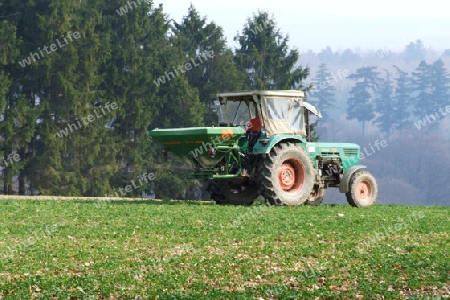 Aussaat mit einem Traktor