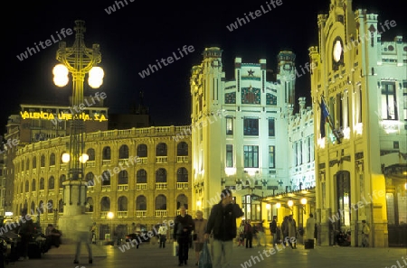 Die Aussenfasade des Stierkampfstadion,links, und der Bahnhof Estation del Norte mit dem Plaza de Toros in der Innenstadt von Valencia in der Abenddaemmerung