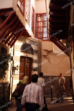 Eine Gasse mit Geschaeften im Souq in der Altstadt der Syrischen Hauptstadt Damaskus