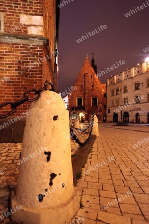 Der Rynek Glowny Platz mit der Marienkirche in der Altstadt von Krakau im sueden von Polen.