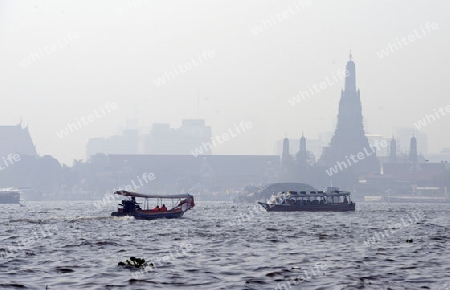 Ein Boot auf dem Mae Nam Chao Phraya River in der Hauptstadt Bangkok von Thailand in Suedostasien.