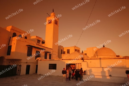 Afrika, Nordafrika, Tunesien, Tunis
Die Moschee mit dem Minarett in Altstadt von Sidi Bou Said am Mittelmeer und noerdlich der Tunesischen Hauptstadt Tunis. 






