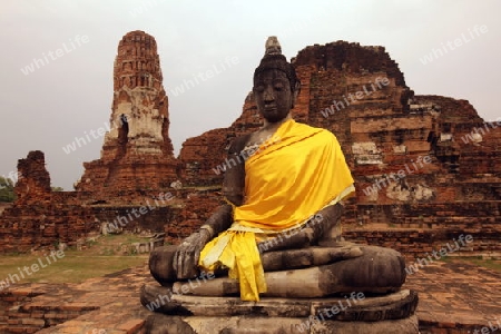 Der Wat Ratburana Tempel in der Tempelstadt Ayutthaya noerdlich von Bangkok in Thailand.