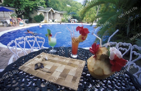 Die Anlage des Horel Coco de Mer auf der Insel Praslin auf den Seychellen Inseln mit dem Meer des Indische Ozean.  