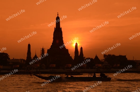 Die Tempelanlage des Wat Arun am Mae Nam Chao Phraya River in der Hauptstadt Bangkok von Thailand in Suedostasien.