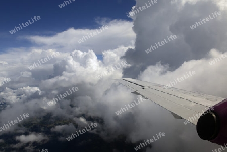 Sicht von einem Flugzeug auf dem Flug von Chiang Mai ins Dorf Mae Hong Son im norden von Thailand in Suedostasien.