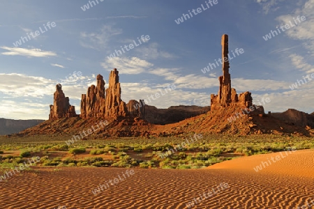 Totem Pole bei Sonnenaufgang, Monument Valley, Arizona, USA