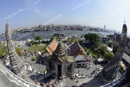 Die Tempelanlage des Wat Arun am Mae Nam Chao Phraya River in der Hauptstadt Bangkok von Thailand in Suedostasien.