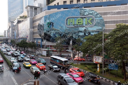 Der Strassenverkehr am Siam Square im Zentrum von Bangkok der Hauptstadt von Thailand in Suedostasien.  