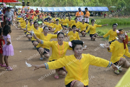 Eine Tanz und Musikgruppe beim traditioellen Raketenfest oder Bun Bang Fai oder Rocket Festival in Ban Si Than in der Provinz Amnat Charoen nordwestlich von Ubon Ratchathani im nordosten von Thailand in Suedostasien.