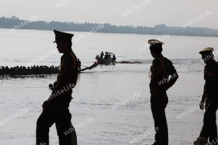 Ruderinnen beim traditionellen Bootsrennen auf dem Mekong River in Vientiane der Hauptstadt von Laos in Suedostasien.  