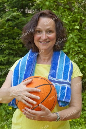 Sportliche Frau mit Basketball