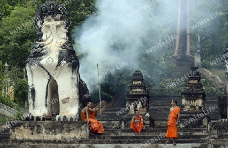 Der untere Teil des Tempel Wat Phra That Doi Kong Mu ueber dem Dorf Mae Hong Son im norden von Thailand in Suedostasien.