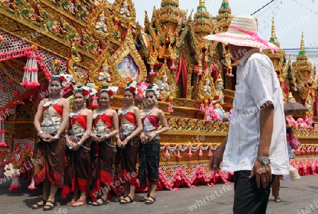 Menschen vor der Grosse Rakete auf dem geschmueckten Raketenwagen an der Festparade beim Bun Bang Fai oder Rocket Festival in Yasothon im Isan im Nordosten von Thailand. 