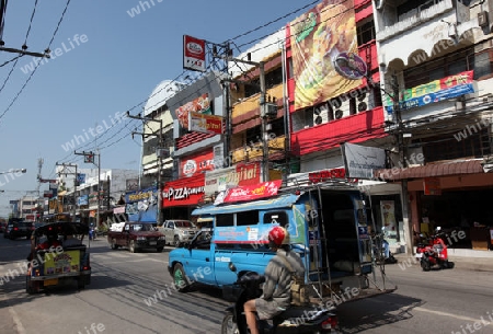 Die Phanhonyothin Strasse im Zentrum von Chiang Rai in der Provinz chiang Rai im Norden von Thailand in Suedostasien.