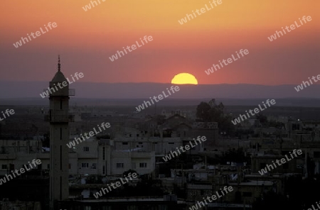 Eine Moschee im Abendlicht in der Stadt Bosra im Sueden von Syrien im Nahen Osten.