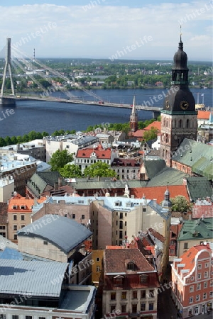 Die Altstadt mit der Vansu Bruecke und dem Dom sowie dem Fluss Daugava aus Sicht der Aussichtsterasse des Sozialistischen Hochhaus Akademie der Wissenschaften im Stadtteil Little Moskow in Riga, Lettland  