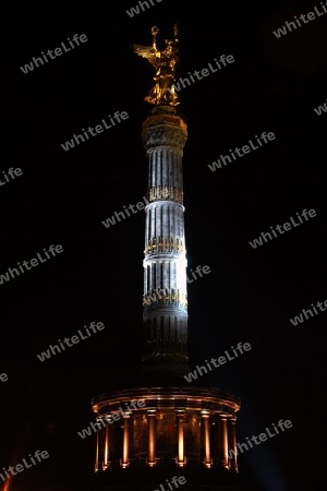 angestrahlte berliner siegess?ule bei nacht