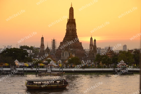 Die Tempelanlage des Wat Arun am Mae Nam Chao Phraya River in der Hauptstadt Bangkok von Thailand in Suedostasien.