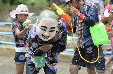 Das Songkran Fest oder Wasserfest zum Thailaendischen Neujahr ist im vollem Gange in Ayutthaya noerdlich von Bangkok in Thailand in Suedostasien.  