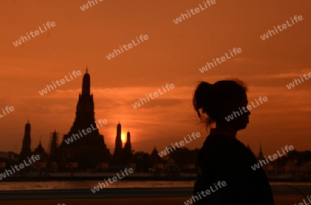 Die Tempelanlage des Wat Arun am Mae Nam Chao Phraya River in der Hauptstadt Bangkok von Thailand in Suedostasien.