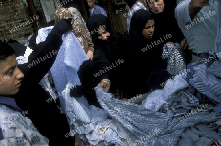 Frauen auf dem Textilmarkt auf dem Souq oder Markt in der Medina der Altstadt von Aleppo im Norden von Syrien im Nahen Osten.