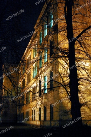 berliner hausfassade bei nacht