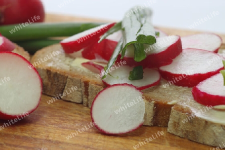 Radieschenbrot auf einem K?chenbrett