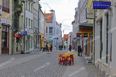 Fussg?ngerzone, Einkaufsstrasse in der Altstadt von Stralsund , Unesco Weltkulturerbe, Mecklenburg Vorpommern, Deutschland, Europa , oeffentlicher Grund