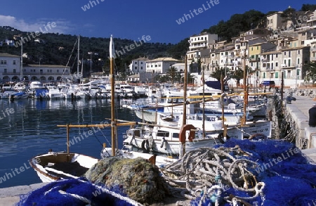 Das Fischerdorf Port de Alcudia mit dem Bootshafen im Februar im Osten der Insel Mallorca einer der Balearen Inseln im Mittelmeer.  